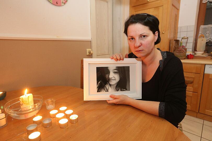 &bdquo;Das war meine Janina. Sie hatte ihr ganzes Leben noch vor sich.&ldquo; Magdalena M., die Mutter der getöteten Elfjährigen, hat ein Foto ihres Kindes auf den Küchentisch gestellt und davor Kerzen angezündet.