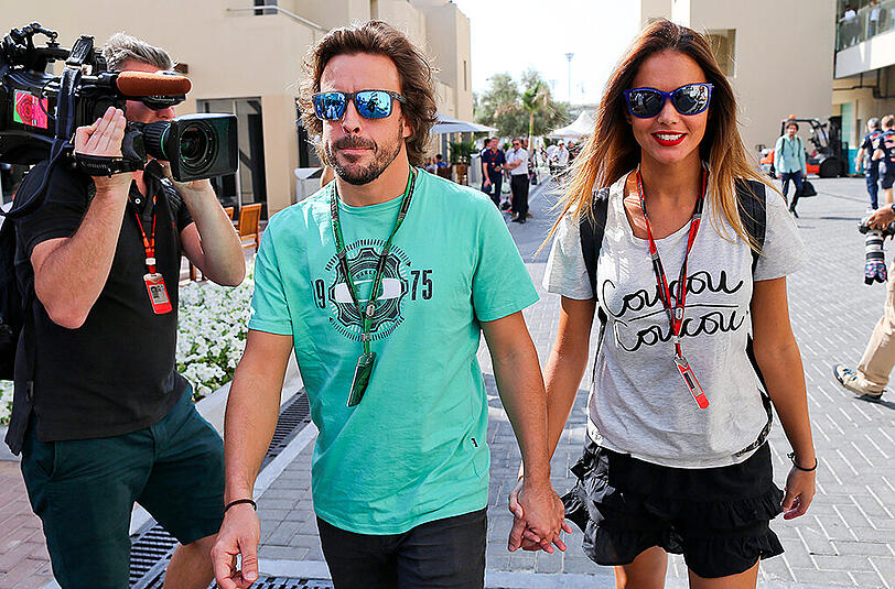Der zweimalige Weltmeister Fernando Alonso fährt für McLaren und schlendert hier mit Freundin Lara Alvarez durchs Fahrerlager.