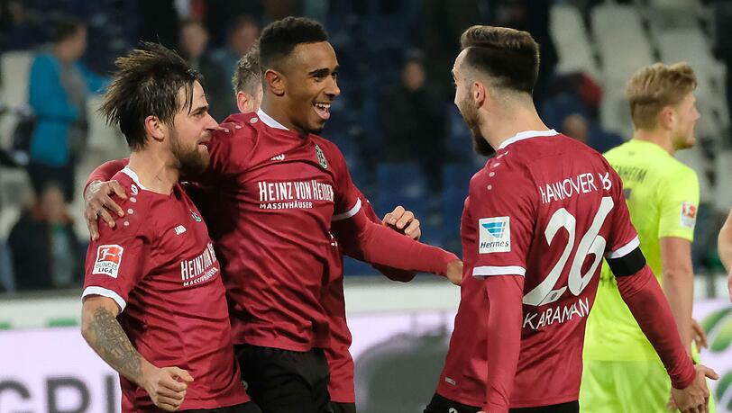 Hannover 96 freut sich über den Sieg gegen Heidenheim Hannover 96 freut sich über den Sieg gegen Heidenheim