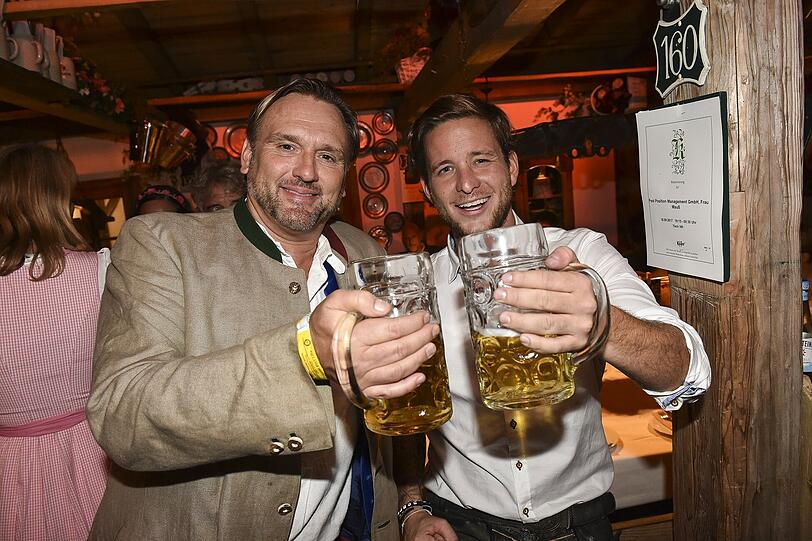 Gregor Leutgeb und Ben Istenes im Käfer