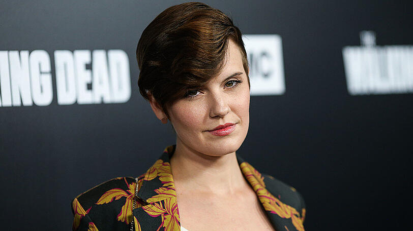 Auch US-Schauspielerin Maggie Grace greift auf Blumenmuster zurück.