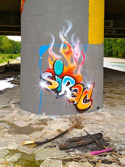 Unter der Brudermühlbrücke schaut's jedes Jahr anders bunt aus: Grafittisprayer verkünstlern sich hier bei "Isart".