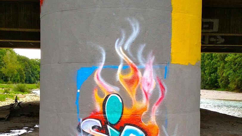 Unter der Brudermühlbrücke schaut's jedes Jahr anders bunt aus: Grafittisprayer verkünstlern sich hier bei "Isart". Unter der Brudermühlbrücke schaut's jedes Jahr anders bunt aus: Grafittisprayer verkünstlern sich hier bei "Isart".