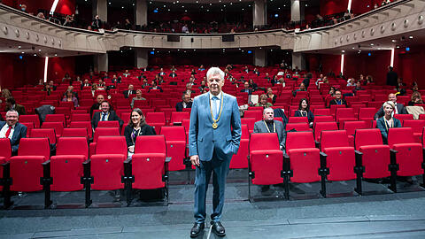 OB Dieter Reiter (SPD) und im Hintergrund die 80 Mitglieder des neuen Stadtrates: Die Sitzung fand nicht wie sonst im Rathaus, sondern im Deutschen Theater statt.