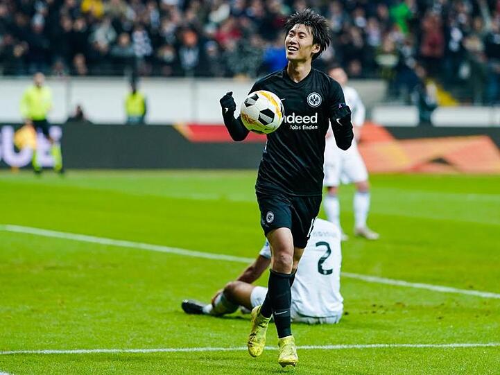 Daichi Kamada (r) sorgte noch vor dem Seitenwechsel für die Frankfurter Führung.