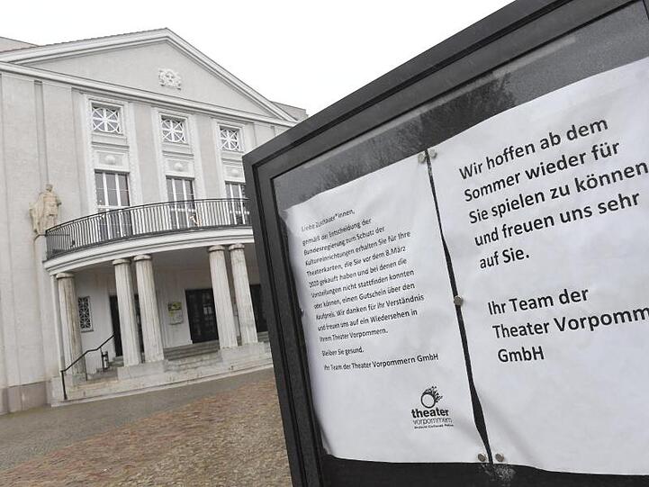 Blick auf den Besuchereingang des geschlossenen Theaters in Stralsund.