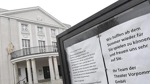 Blick auf den Besuchereingang des geschlossenen Theaters in Stralsund.