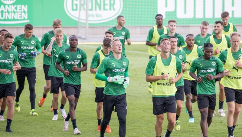 Beim Training laufen die Spieler von SpVgg Greuther Fürth über den Platz.