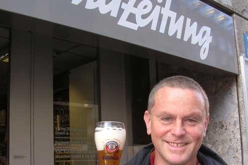 Dieter Muck freut sich über seinen Gewinn