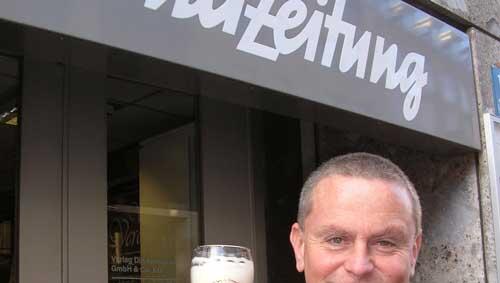 Dieter Muck freut sich über seinen Gewinn Dieter Muck freut sich über seinen Gewinn