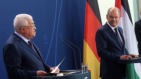Bundeskanzler Olaf Scholz und Palästinenserpräsident Mahmoud Abbas (l) während der Pressekonferenz in Berlin.