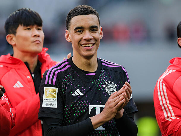 Im Duell mit Darmstadt 98 lieferte Jamal Musiala einmal mehr eine Galavorstellung ab, traf zweimal und legte Serge Gnabry das zwischenzeitliche 4:1 auf. Im Duell mit Darmstadt 98 lieferte Jamal Musiala einmal mehr eine Galavorstellung ab, traf zweimal und legte Serge Gnabry das zwischenzeitliche 4:1 auf.