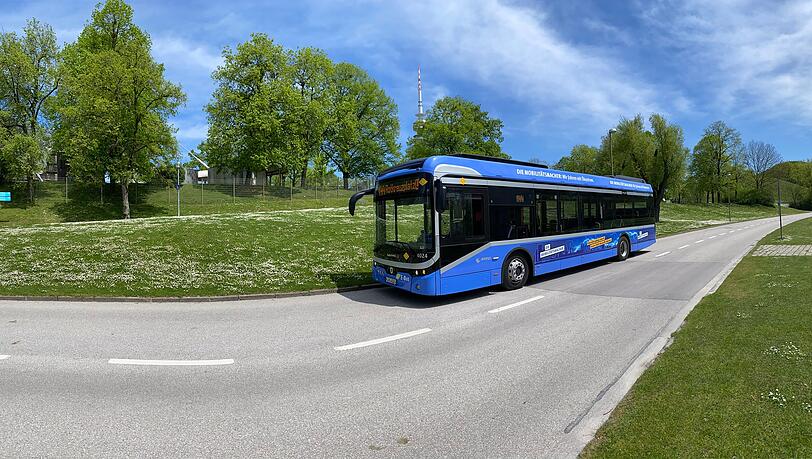 Ein attraktiver öffentlicher Nahverkehr reduziert den Individualverkehr und trägt so zur Luftreinhaltung und zum Klimaschutz bei. Ein attraktiver öffentlicher Nahverkehr reduziert den Individualverkehr und trägt so zur Luftreinhaltung und zum Klimaschutz bei.