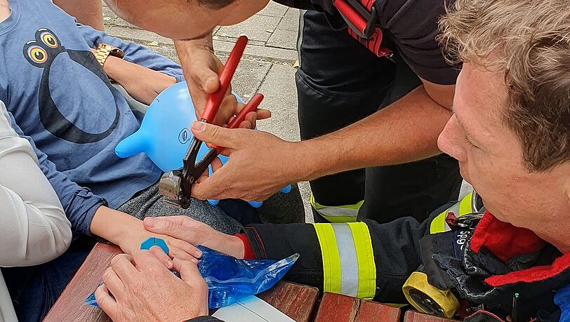 Nach seiner Ring-Anprobe der anderen Art halfen Einsatzkräfte der Münchner Berufsfeuerwehr dem Fünfjährigen aus der Patsche.