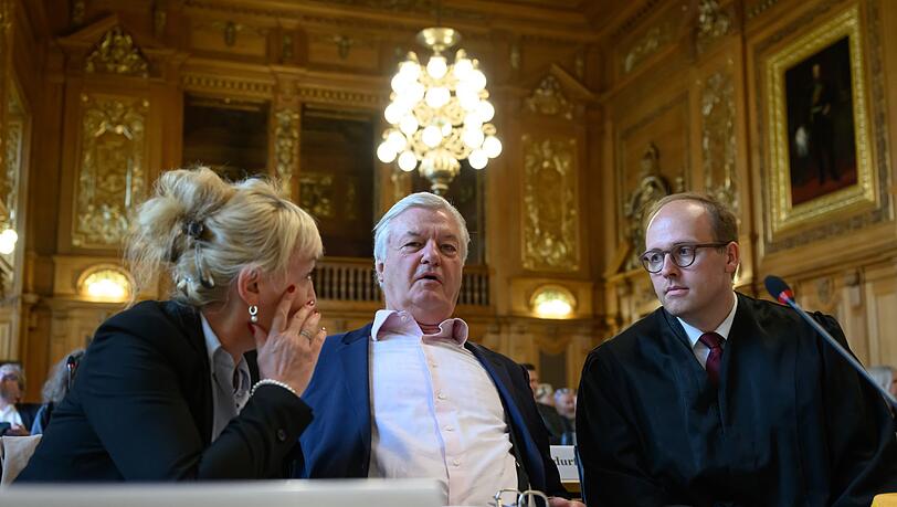 Jürgen Elsässer kam in Begleitung seiner Frau. Jürgen Elsässer kam in Begleitung seiner Frau.