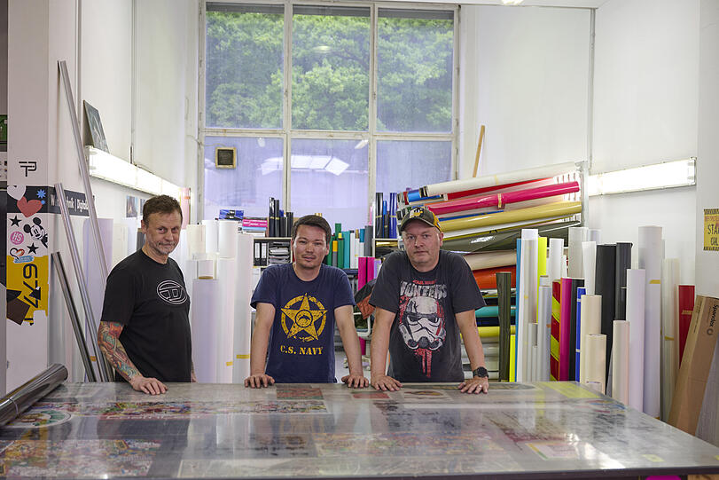 Ramon Wegner (links) von Coat&rsquo;n Cast mit einigen seiner Mitarbeiter. Der Betrieb nutzt drei Hallen an der Hans-Prei&szlig;inger-Stra&szlig;e, um Autos mit Folien zu beschriften und zu sch&uuml;tzen.