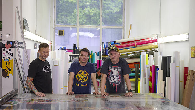 Ramon Wegner (links) von Coat&rsquo;n Cast mit einigen seiner Mitarbeiter. Der Betrieb nutzt bisher drei Hallen an der Hans-Prei&szlig;inger-Stra&szlig;e, um Autos mit Folien zu beschriften und zu sch&uuml;tzen.