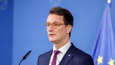 Kein guter Tag f&uuml;r Nordrhein-Westfalens Ministerpr&auml;sident Hendrik W&uuml;st (CDU): Der R&uuml;cktritt seiner Fluchtministerin Josefine Paul (Gr&uuml;ne) setzt ihn unter Erkl&auml;rungszwang.