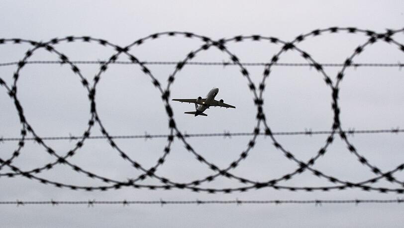 Künftig dürfen EU-Staaten abgelehnte Asylbewerber auch in Zentren außerhalb der EU bringen. (Symbolbild) Künftig dürfen EU-Staaten abgelehnte Asylbewerber auch in Zentren außerhalb der EU bringen. (Symbolbild)