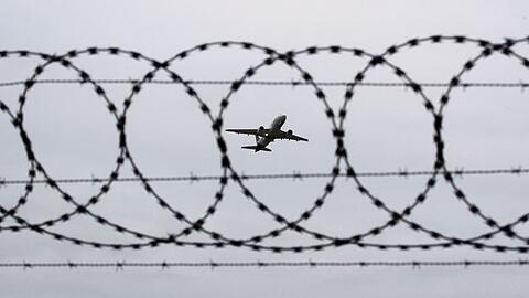 K&uuml;nftig d&uuml;rfen EU-Staaten abgelehnte Asylbewerber auch in Zentren au&szlig;erhalb der EU bringen. (Symbolbild)
