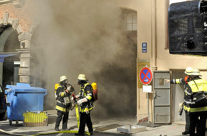 Bisher kann der Sachschaden noch nicht benannt werden, der beim Brand in der Maximiliansstraße am Mittwoch entstand.