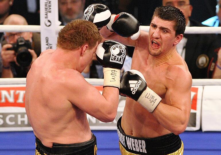 Marco Huck verlor Samstagnacht in der Porsche-Arena Stuttgart nach Punkten gegen Titelverteidiger Alexander Powetkin. Am Ring saß auch der Brite Dereck Chisora. Der 28-Jährige hatte eine Woche zuvor in München für einen Skandal gesorgt. Die Bilder