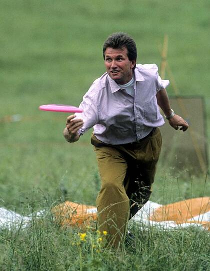 Jupp Heynckes in ungewohnter Frisbee-Pose: Ebenfalls auf dem Sommerfest des FC Bayern, 1990.