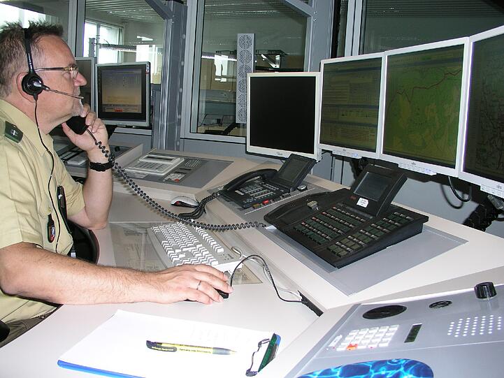 Polizeioberkommissar Robert Obenhofer nimmt einen Notruf entgegen. Oder wll nur wieder jemand wissen, wie spät es ist?