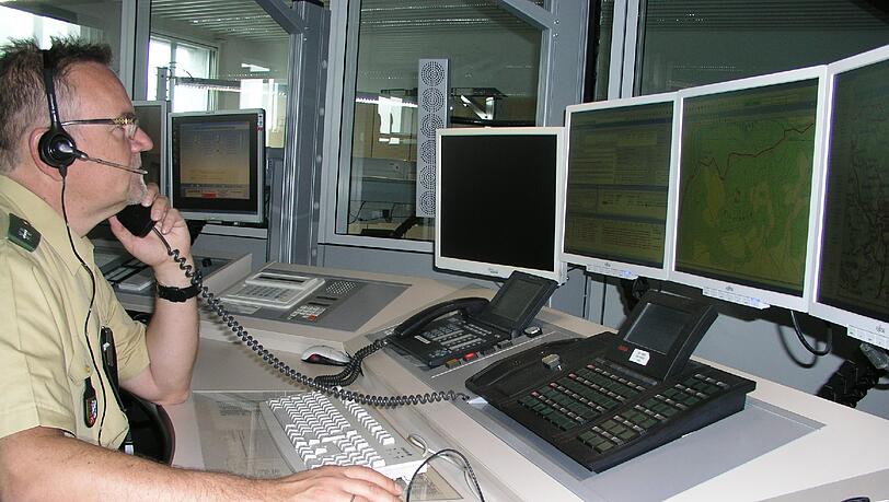 Polizeioberkommissar Robert Obenhofer nimmt einen Notruf entgegen. Oder wll nur wieder jemand wissen, wie spät es ist? Polizeioberkommissar Robert Obenhofer nimmt einen Notruf entgegen. Oder wll nur wieder jemand wissen, wie spät es ist?