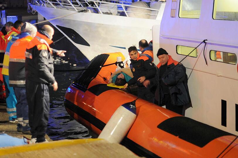 Die italienische Marine versucht die Passagiere der brennenden Fähre "Norman Atlantic" zu retten