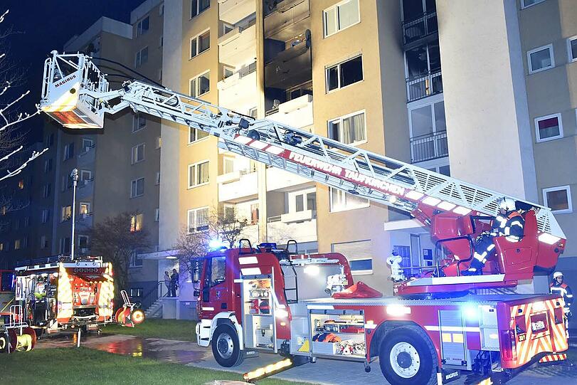 In der Ulmenstraße musste die Feuerwehr eine Frau vom Balkon retten.