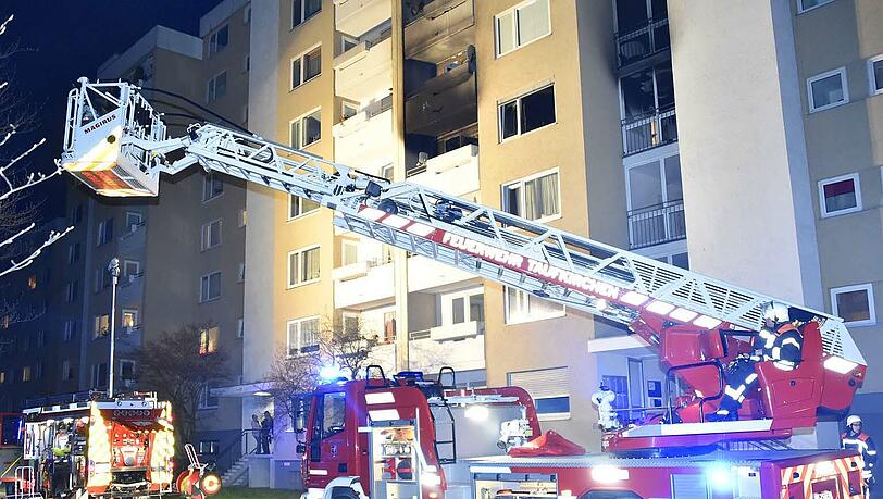 In der Ulmenstraße musste die Feuerwehr eine Frau vom Balkon retten. In der Ulmenstraße musste die Feuerwehr eine Frau vom Balkon retten.