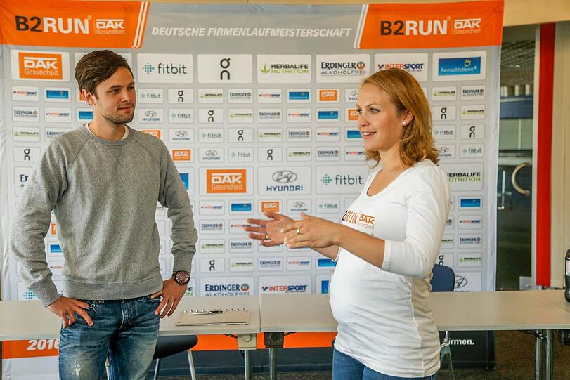 Erwartet im November ihr zweites Kind: Magdalena Neuner, hier im Gespräch mit AZ-Reporter Florian Auburger.