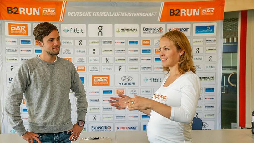 Erwartet im November ihr zweites Kind: Magdalena Neuner, hier im Gespräch mit AZ-Reporter Florian Auburger.