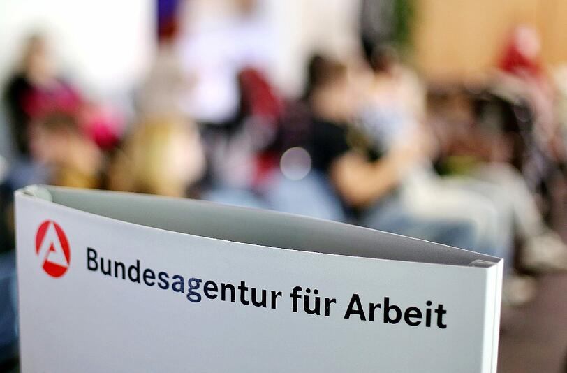 Wartende sitzen im Jobcenter in Leipzig. Jobvermittler gehen davon aus, dass sich der Arbeitsmarkt in Deutschland weiter positiv entwickeln wird. Foto: Jan Woitas/Archiv