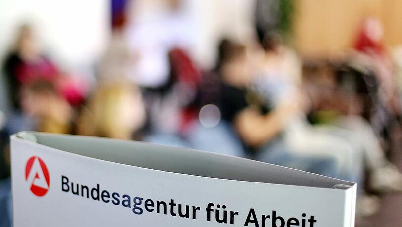 Wartende sitzen im Jobcenter in Leipzig. Jobvermittler gehen davon aus, dass sich der Arbeitsmarkt in Deutschland weiter positiv entwickeln wird. Foto: Jan Woitas/Archiv Wartende sitzen im Jobcenter in Leipzig. Jobvermittler gehen davon aus, dass sich der Arbeitsmarkt in Deutschland weiter positiv entwickeln wird. Foto: Jan Woitas/Archiv