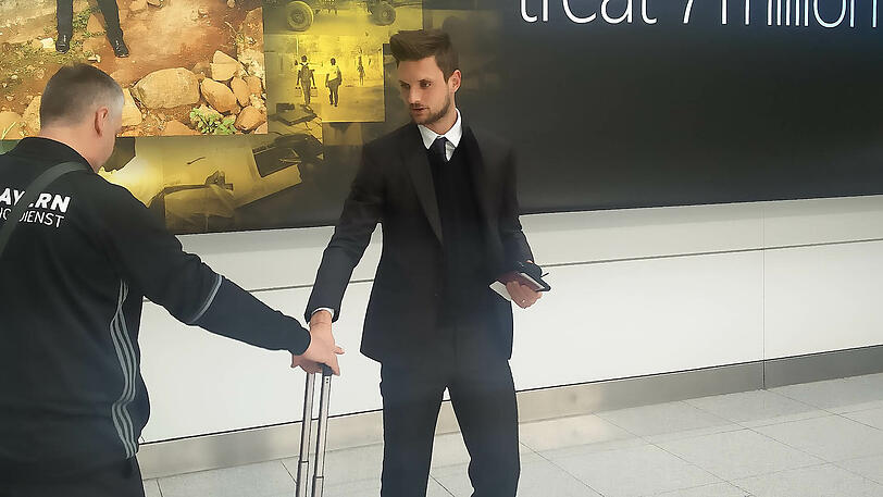 Ersatztorhüter Sven Ulreich beim Abflug am Münchner Flughafen.