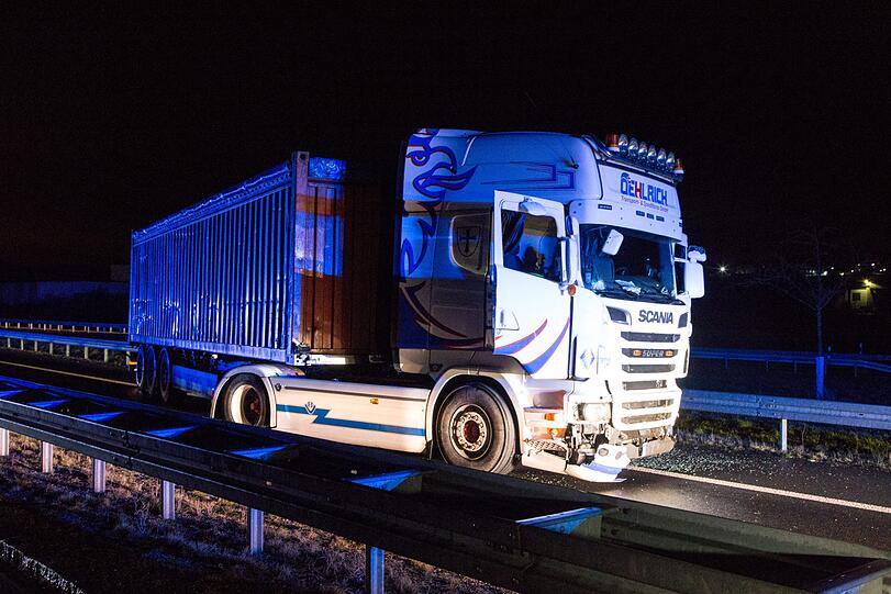 Am Dienstagabend startete ein 26-Tonner eine Amokfahrt und hinterließ eine Spur der Verwüstung. Die Hintergründe sind noch unklar.