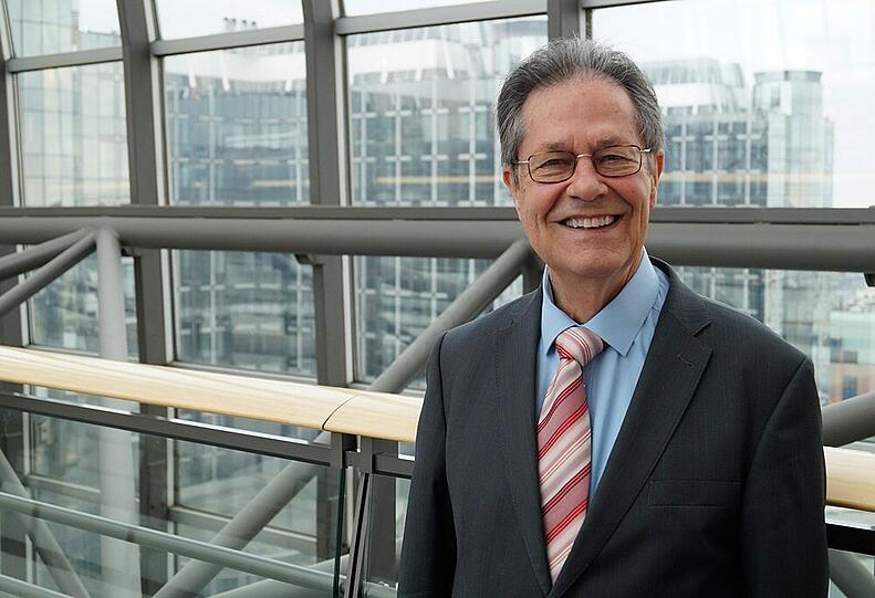 Der Münchner Physiker Klaus Buchner zieht als Spitzenkandidat der ÖDP zum zweiten Mal ins EU-Parlament ein.