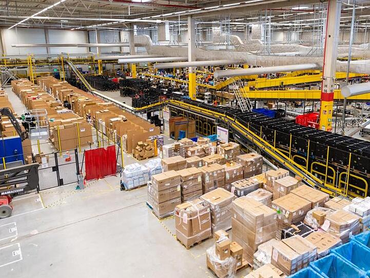 Blick in ein Amazon-Logistikzentrum.