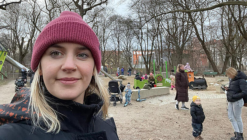 Die zweifache Mutter auf dem Spielplatz. Mit gebrochenen Unterschenkeln liegt die Münchnerin nach dem Horror-Unfall im Krankenhaus.