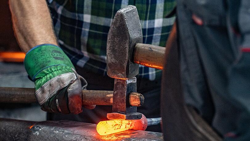M&auml;nner arbeiten in Technik und Fertigung, Frauen in Gesundheits- und Sozialberufen: Der Arbeitsmarkt in Bayern zeigt deutliche Unterschiede nach Geschlechtern. (Symbolbild)