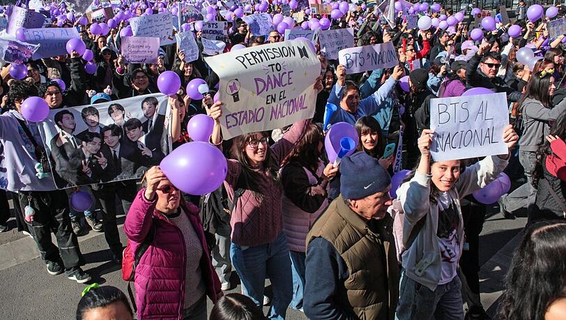 Die Fanfarbe Lila: BTS-Fans protestieren gegen eine Konzertabsage in Chile. Die Fanfarbe Lila: BTS-Fans protestieren gegen eine Konzertabsage in Chile.