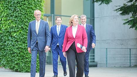 Die SPD-Vorsitzenden B&auml;rbel Bas und Lars Klingbeil wird in der Partei vorgehalten, als Teil der Regierung von Friedrich Merz (CDU) zu wenig SPD-Politik durchsetzen zu k&ouml;nnen. (Archivfoto)