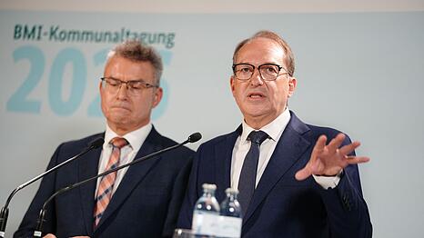 Der Pr&auml;sident des Landkreistags, Achim Br&ouml;tel (links), dr&auml;ngt den Bund zum Handeln beim Schutz der Bev&ouml;lkerung im Kriegs- oder Katastrophenfall.