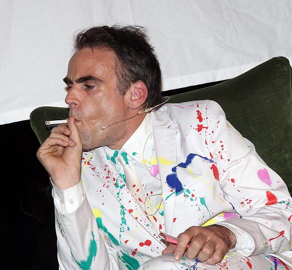 Der "Klatsch-Papst" der AZ war zu Gast bei Sebastian Blomberg. Der hat ihn zuvor als "Derwisch im Münchner Hosentürl" angekündigt. Die Bilder vom wild-amüsanten Abend mit Kir-Royal-Walzer, viel "Sweet Little Lies" von Fleetwood Mac und Mops Resi.