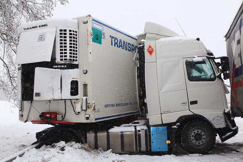 Auf der A8 rutscht ein Lkw am Dienstag auf das vorausfahrende Fahrzeug. Wegen Schneeglätte kam er nicht mehr rechtzeitig zum Stehen. Die zwei Fahrer werden verletzt.
