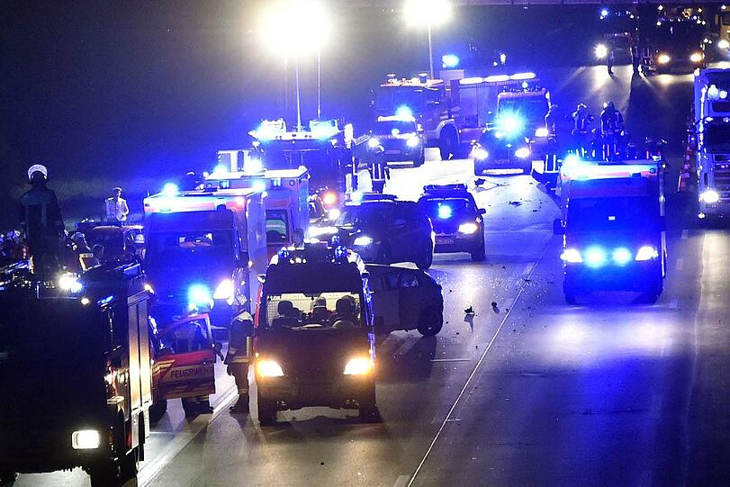Der Audi hat den Fiat förmlich abgeschossen. Fünf Menschen, darunter ein Kind, wurden bei dem Unfall verletzt.
