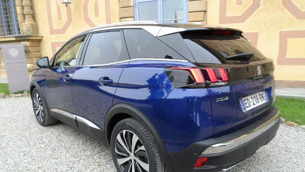 Scharfe Kanten und eine ungewöhnliche Fenstergrafik: Peugeot will mit dem 3008 auch optische Akzente setzen.