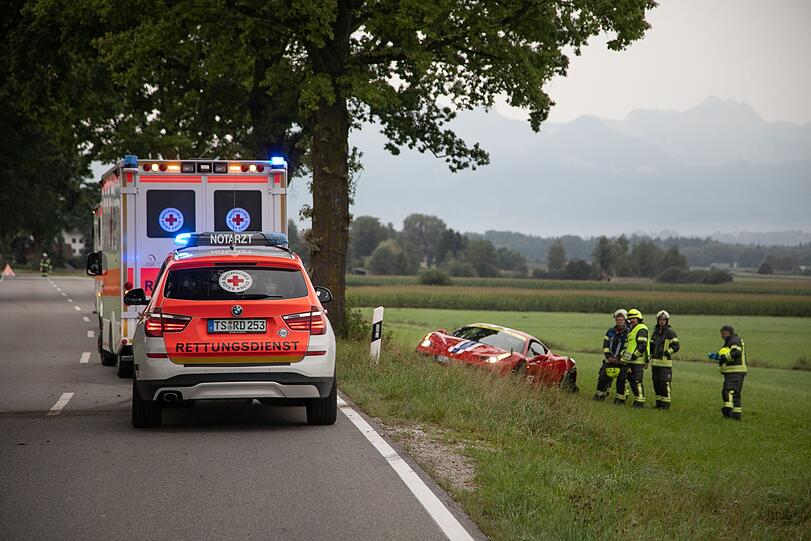 Auf der Kreisstraße TS 3 in Richtung Winkl krachte der Ferrari am Vormittag kurz nach dem Ortsschild von Grabenstätt in einen Baum.